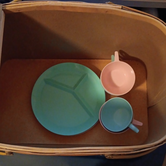 Vintage 1970 Hawkeye green picnic basket & 4 PackerWare divided picnic plates - Picture 8 of 13